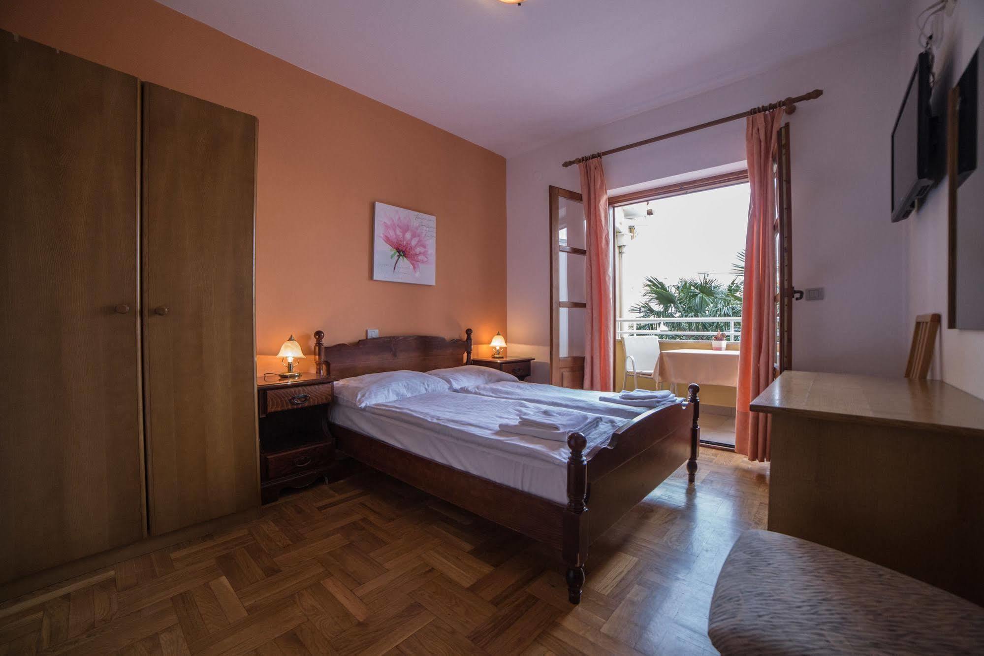 Pansion Valbruna Bed & Breakfast Rovinj Exterior photo